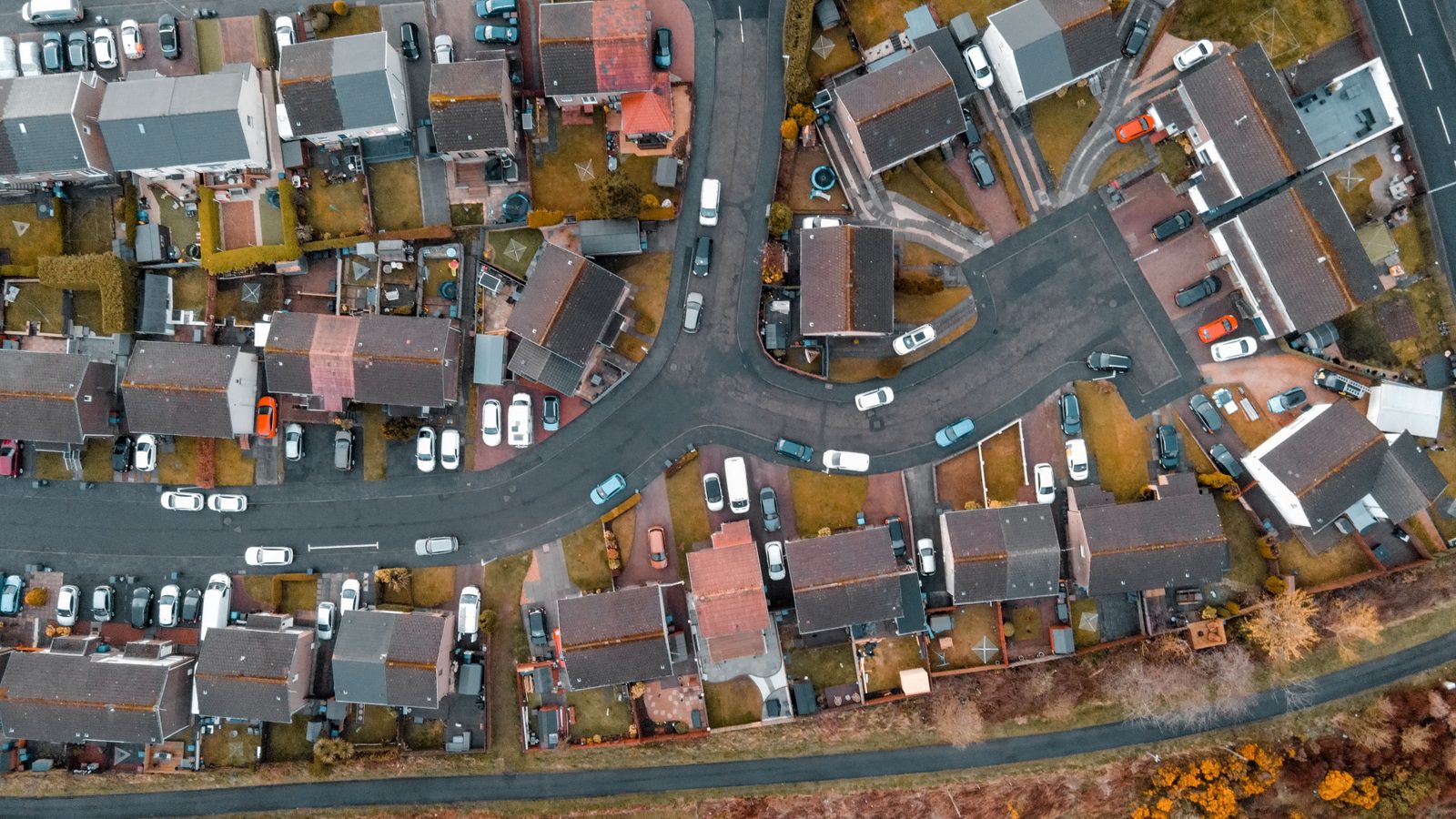 Vue aérienne d'un quartier résidentiel et de ses rues.