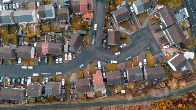 Vue aérienne d'un quartier résidentiel et de ses rues.